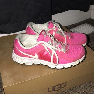 kids pink nike sneakers